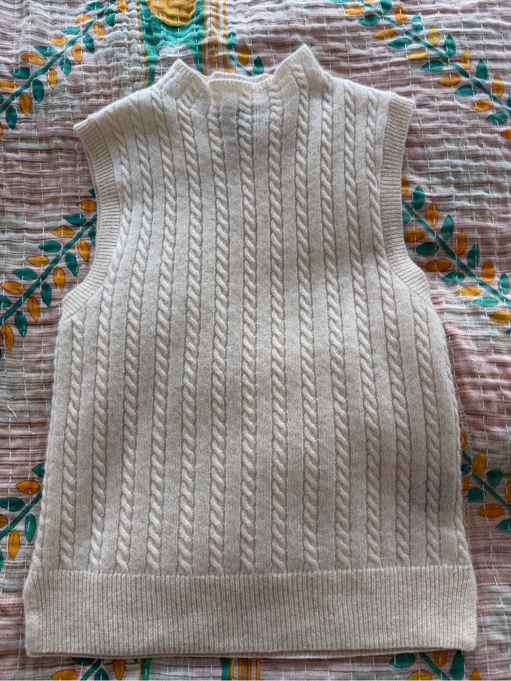 Classic Cashmere Cable-Knit Sleeveless Sweater Vest - Cream
